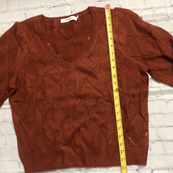 Cropped V Neck Puffy Belled Sleeve - Picture 2 of 12